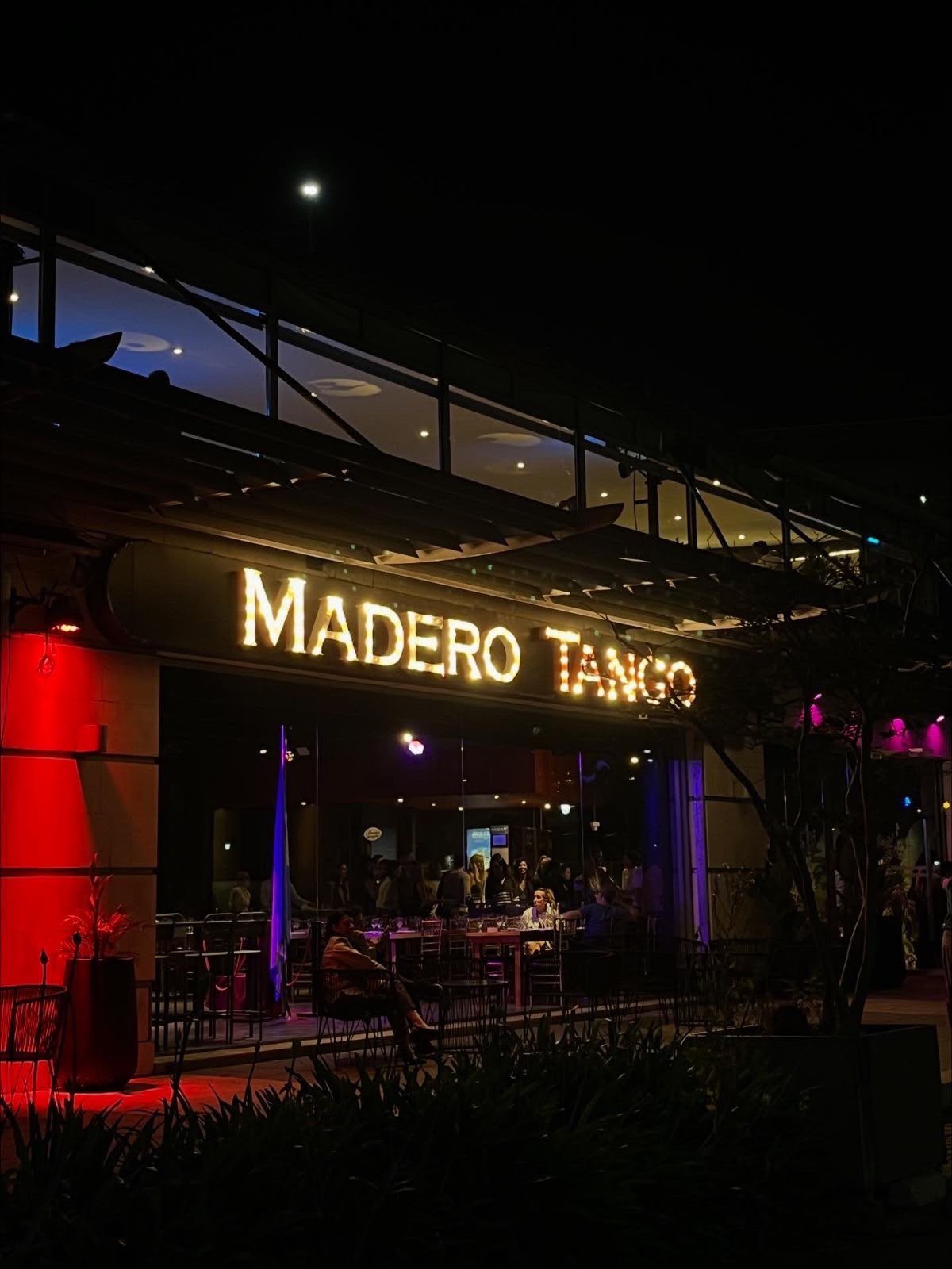 Fachada do Madero Tango à noite